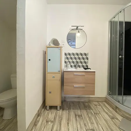 Entier Rez-de-chaussee Apartament